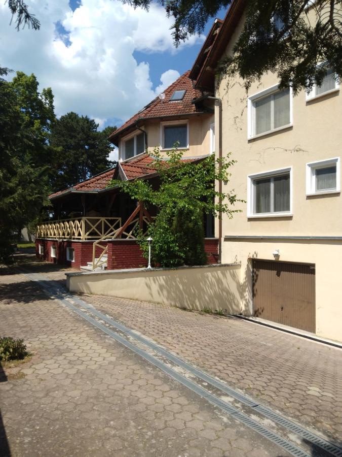 Francoise Szallo Balatonlelle Exterior foto